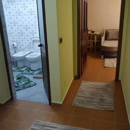 Δωμάτια σε οικογενειακή κατοικία Tirana Apartment *